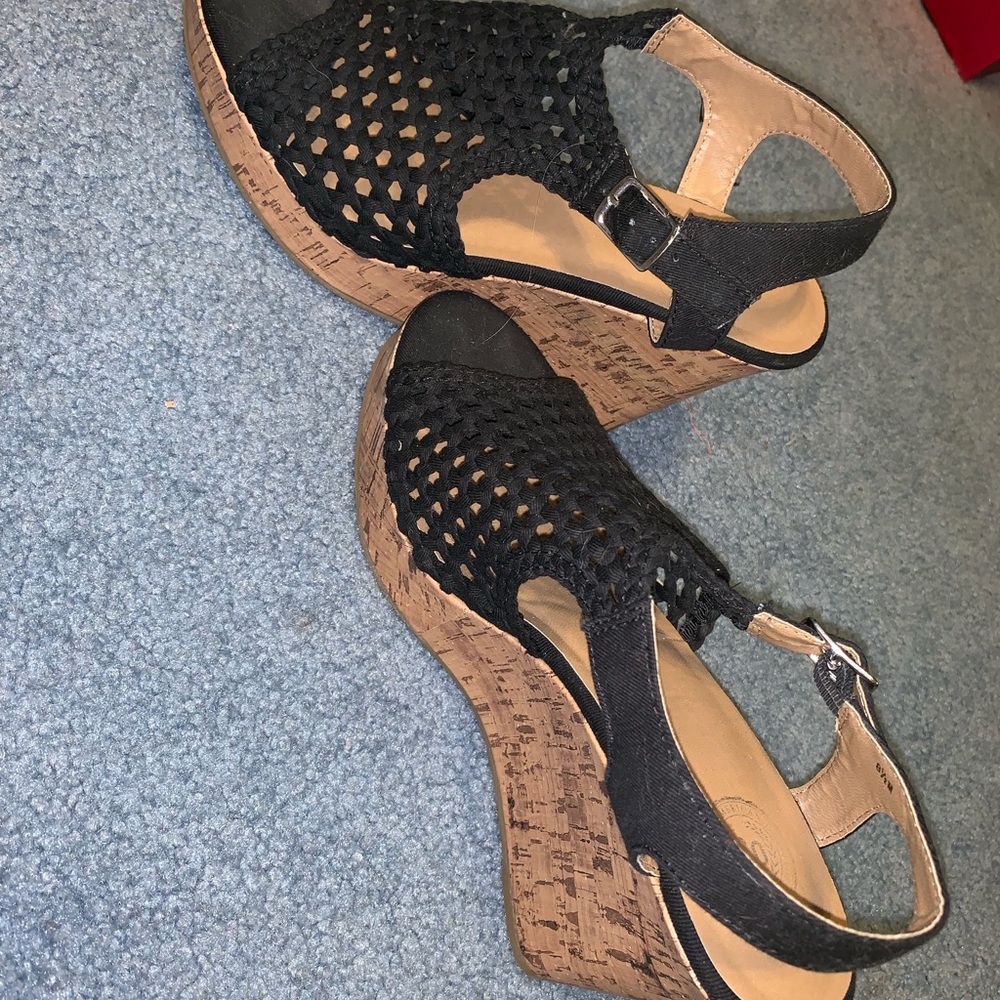 Black wedges